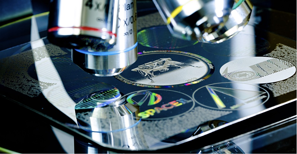 Reading a nanofiche disk